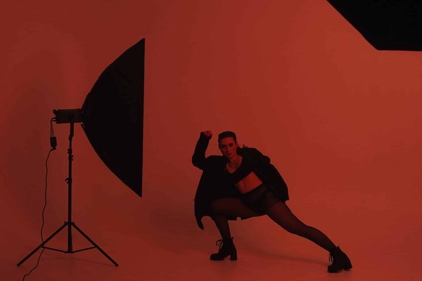 Quels conseils pour porter des chaussettes en laine avec des sandales pour une mode automnale audacieuse?