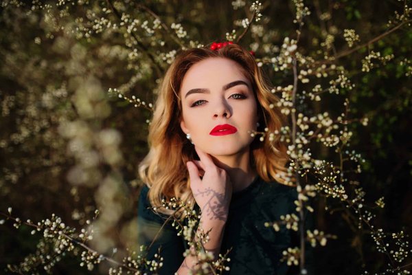 Comment rester chic avec des vêtements de maternité lors d'événements formels ?