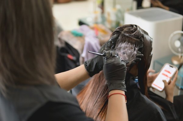Sublimez votre coiffure en utilisant des accessoires de coloration de cheveux de qualité